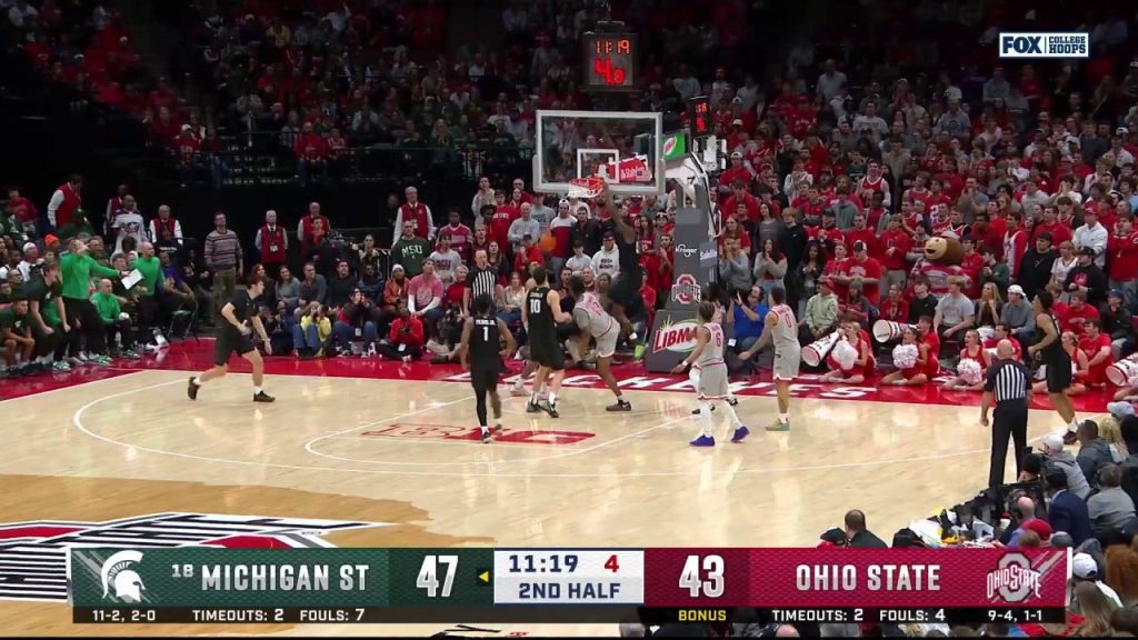 Coen Carr melakukan dunk dua tangan yang kuat untuk memperluas keunggulan Michigan State atas Ohio State