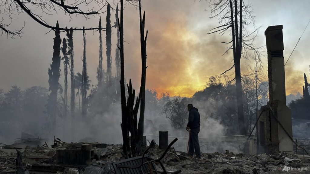 Cuaca ekstrem dan perluasan wilayah pinggiran kota memicu kebakaran hutan di Los Angeles