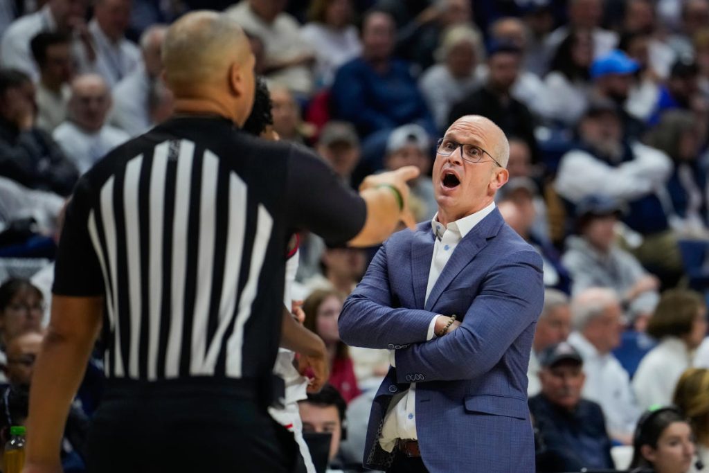 Dan Hurley dari UConn berlipat ganda setelah ledakan sampingan terbaru terhadap seorang pejabat, menyalahkan kamera karena hanya menunjukkan dia