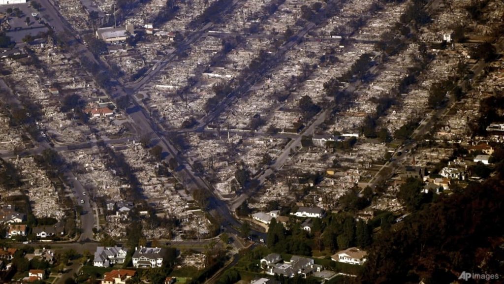 Dari atas, pemandangan dahsyat dari kebakaran hutan di Los Angeles