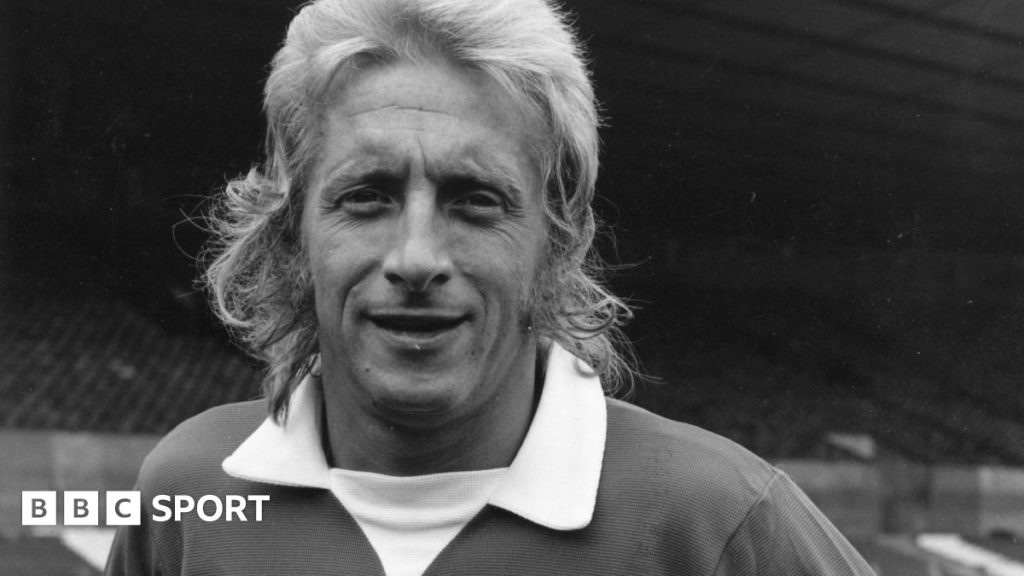 Denis Law: Legenda Manchester United dan Skotlandia meninggal pada usia 84 tahun