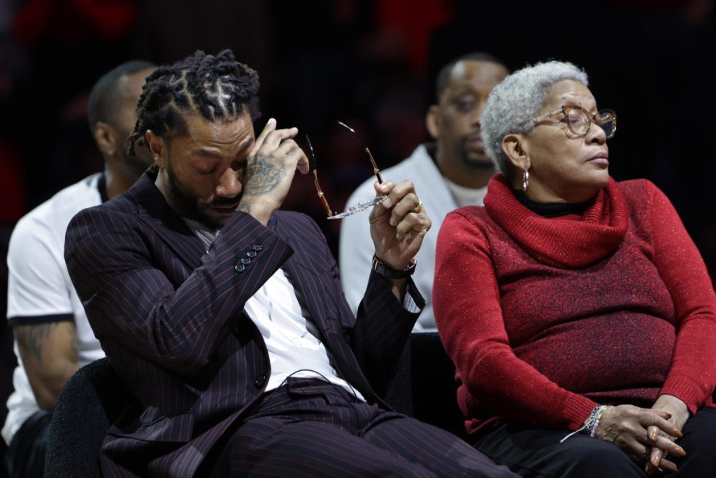 Derrick Rose meneteskan air mata dalam upacara turun minum Bulls, karena nomor punggungnya dipensiunkan