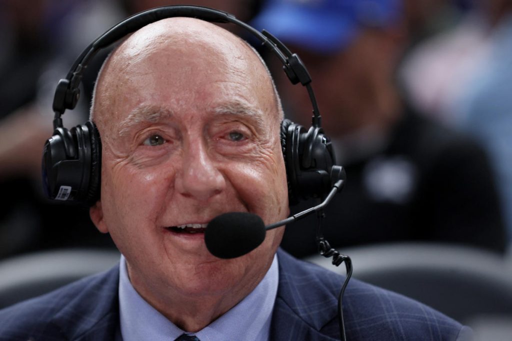 Dick Vitale, sekarang bebas kanker, kembali tampil di dunia penyiaran untuk pertama kalinya dalam hampir 2 tahun