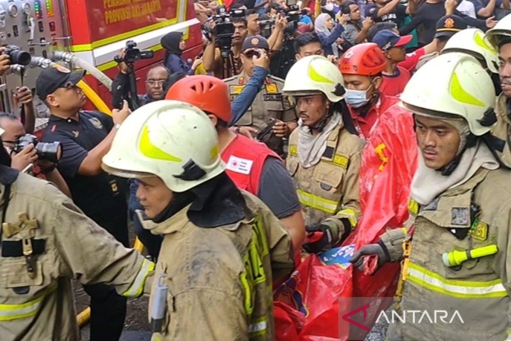 Empat jenazah ditemukan dari kebakaran Glodok Plaza di Jakarta