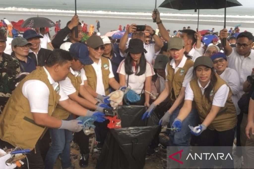 Empat menteri ikut serta dalam kegiatan bersih-bersih Pantai Kuta