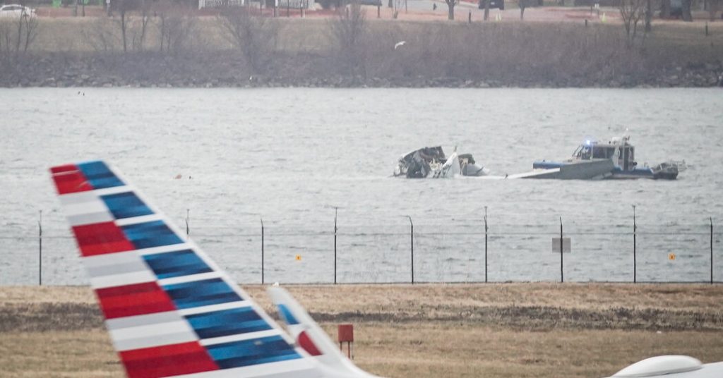 Kecelakaan mematikan memfokuskan perhatian pada lalu lintas helikopter di Bandara Reagan