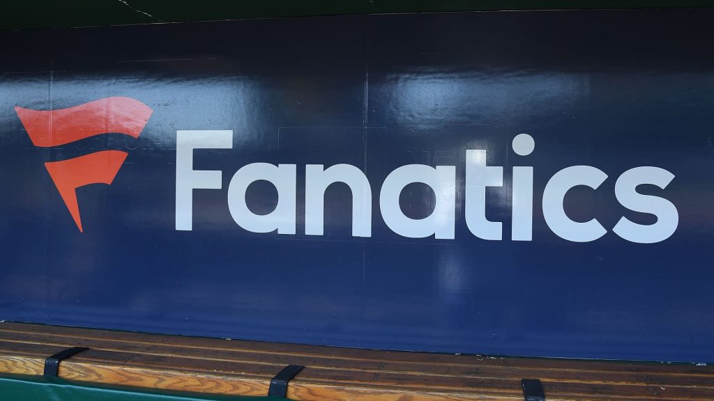 Fanatics membuka toko kartu perdagangan pertama, tapi bukan di AS