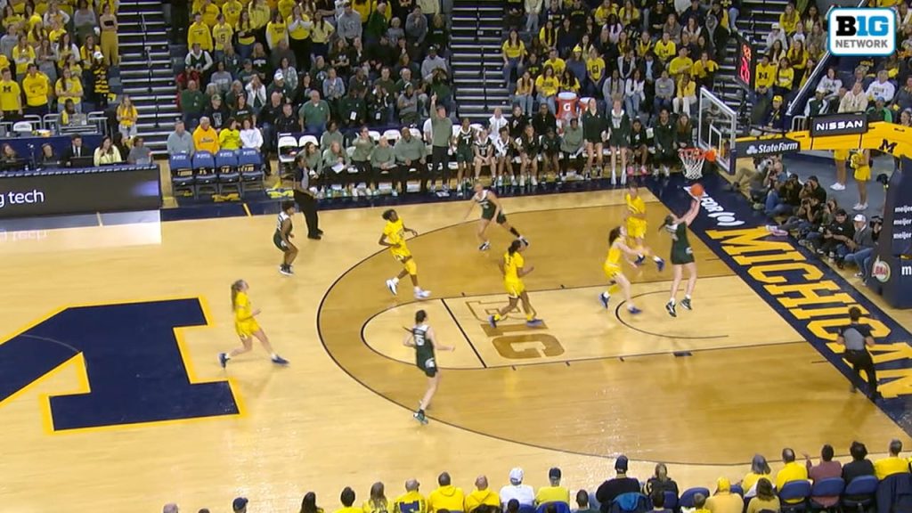 Grace VanSlooten dari Michigain State mencetak layup fast-break untuk memperluas keunggulan mereka atas Michigan