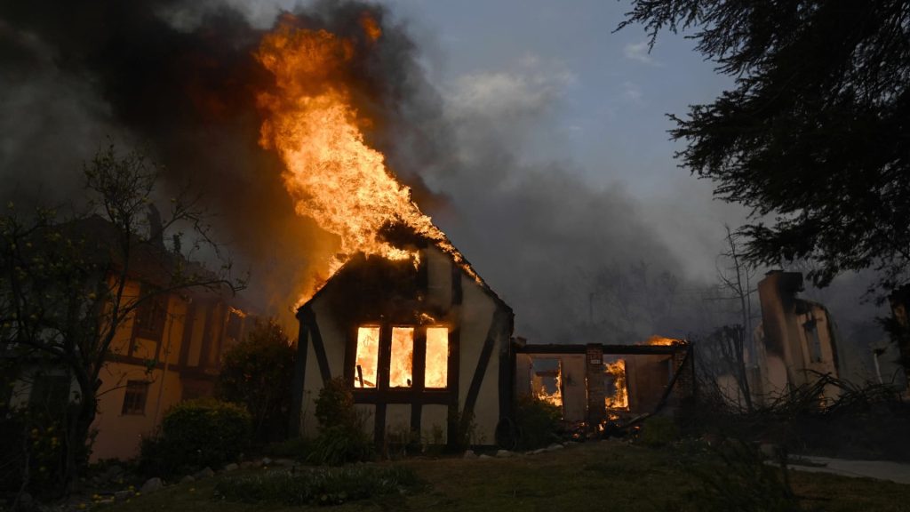 Hollywood Hills terbakar saat LA dilanda ‘yang besar’