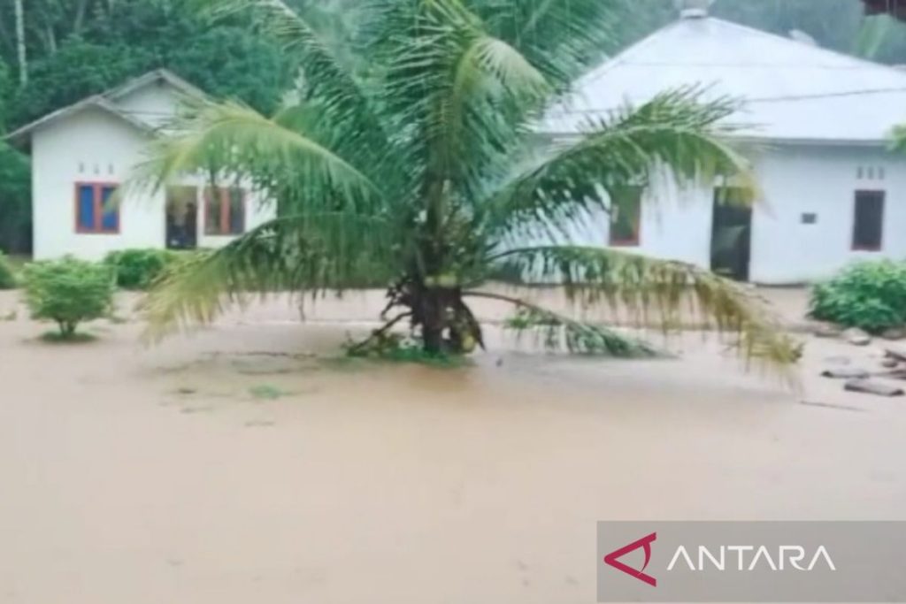 Hujan deras memicu banjir, tanah longsor di kabupaten Sumbar