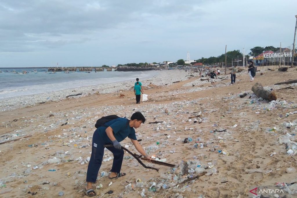 Indonesia menargetkan pencemaran sungai untuk memerangi sampah laut