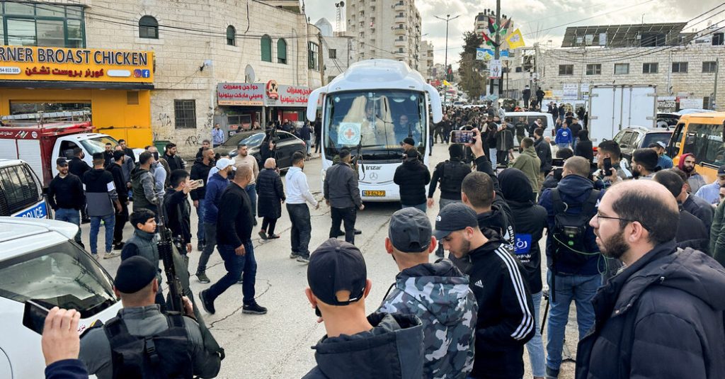 Israel melepaskan 200 tahanan Palestina, banyak di antaranya menjalani hukuman seumur hidup.