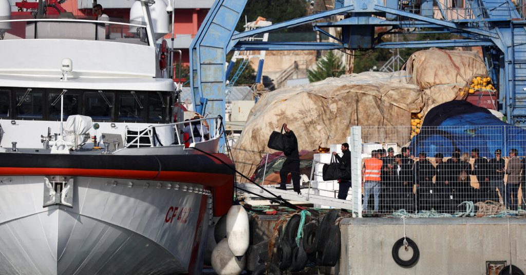 Italia mulai mengirim migran ke Albania, menghidupkan kembali program yang macet