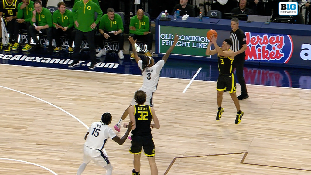 Jackson Shelstad melepaskan tembakan tiga angka dari pusat kota saat Oregon memimpin Penn State 52-51