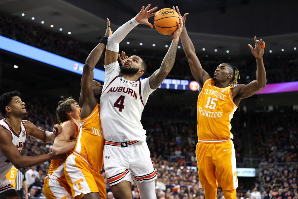 Jajak pendapat AP bola basket putra: Kembalinya Johni Broome membuat Auburn melewati Tennessee untuk mempertahankan posisi No.1