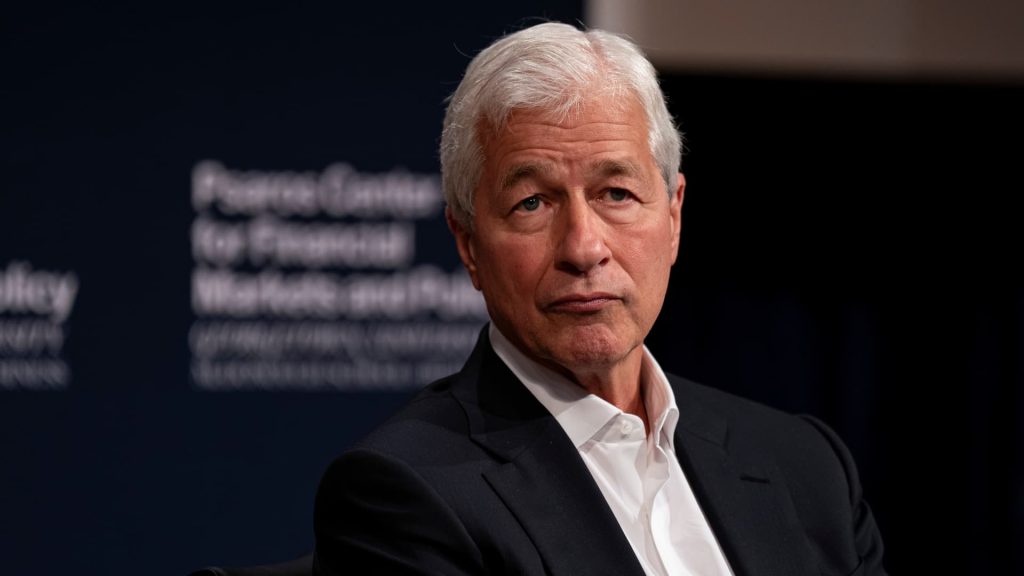 Jamie Dimon tentang tarif Trump: ‘Abaikan saja’