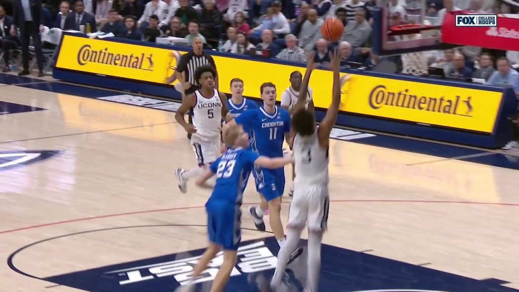 Jaylin Stewart melakukan gang-oop yang ganas untuk memperluas keunggulan UConn atas Creighton