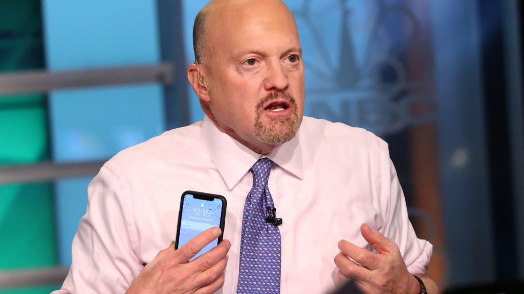 Jim Cramer memperingatkan spekulasi tentang tenaga nuklir dan komputasi kuantum