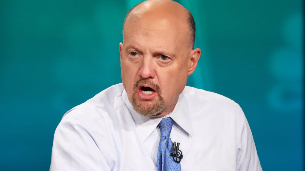 Jim Cramer menjelaskan bagaimana manajemen yang lebih baik dapat mengubah nasib saham