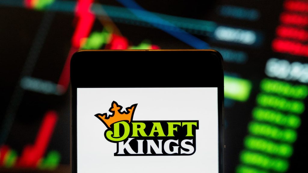 Jim Cramer menjelaskan mengapa DraftKings dibeli melalui babak playoff NFL