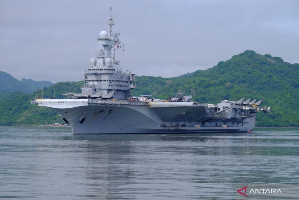 Kapal induk Prancis Charles de Gaulle Docks di W Lombok