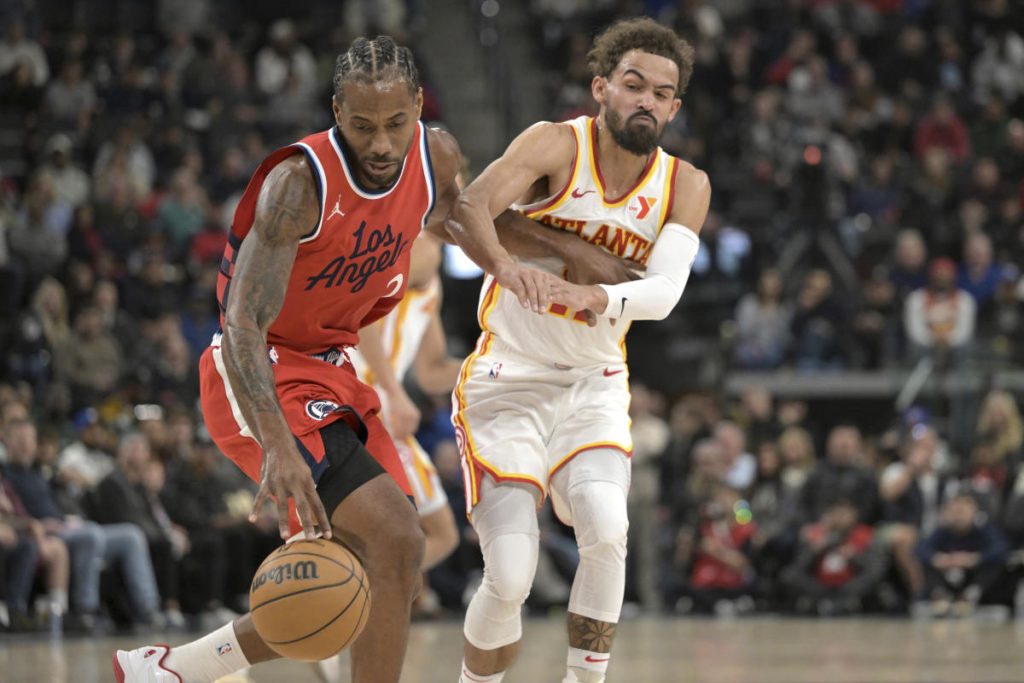 Kawhi Leonard mencetak 12 gol dalam debut musimnya saat Clippers mengalahkan Hawks