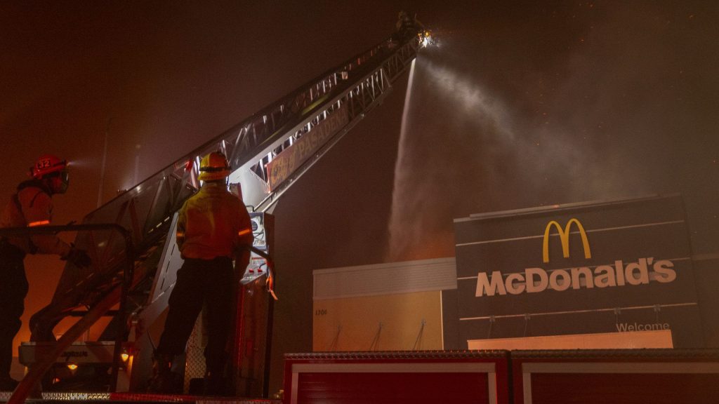 Kebakaran Los Angeles: Video menunjukkan restoran McDonald’s dilalap api