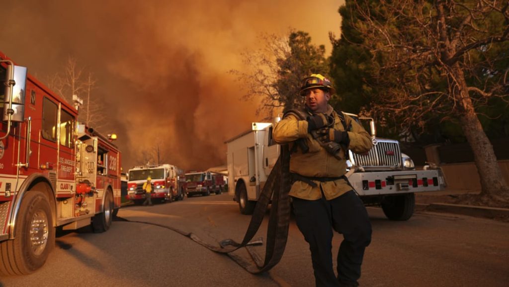 Kebakaran besar di Los Angeles berubah arah, menimbulkan ancaman baru meski angin mereda