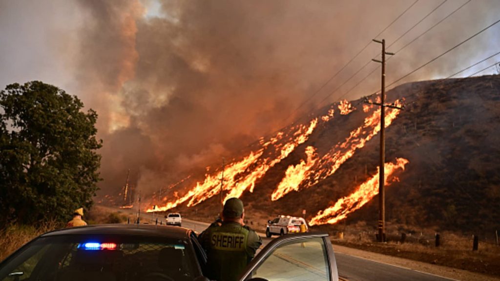 Kebakaran hutan baru di dekat Los Angeles meluas hingga 9.400 hektar, memaksa evakuasi