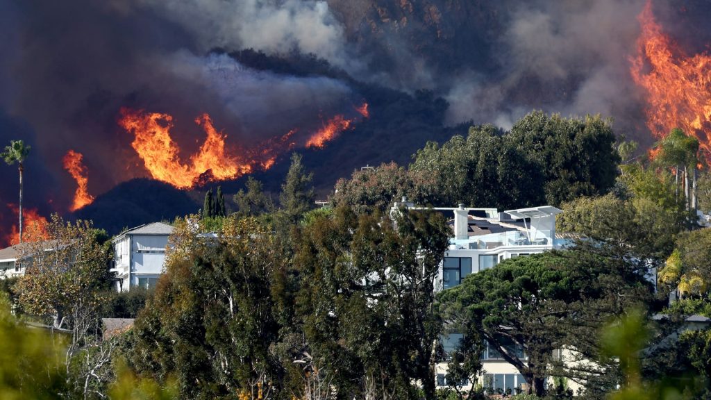 Kebakaran hutan berkobar di Los Angeles, memaksa puluhan ribu orang mengungsi