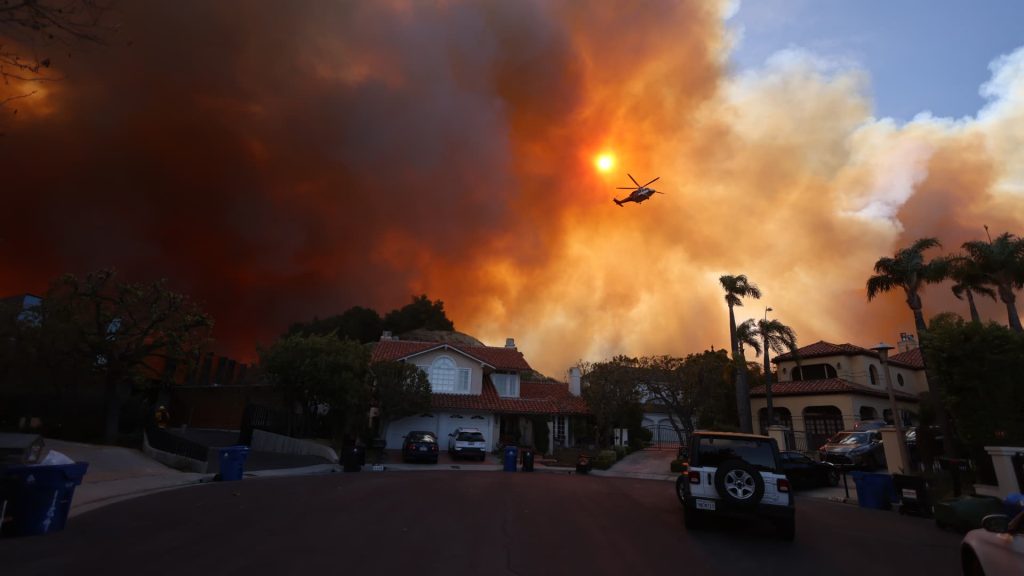 Kebakaran hutan di Los Angeles mendorong evakuasi di tengah angin ekstrem