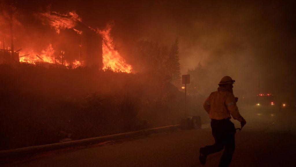 Kebakaran hutan memicu evakuasi panik di pinggiran kota Los Angeles