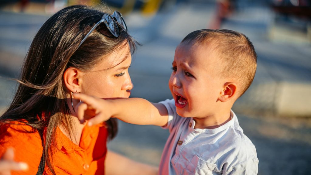 Kesalahan dalam mengasuh anak ini membesarkan anak yang lemah mental