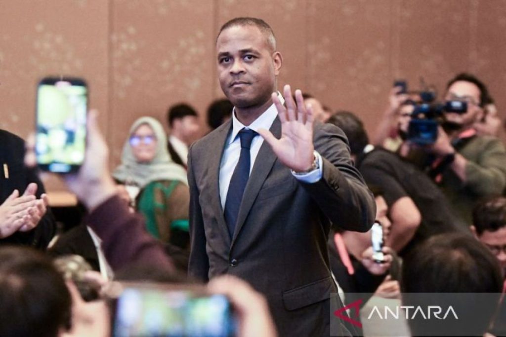 Kluivert ingin sekali mengembangkan bakat sepak bola Indonesia, kata menteri