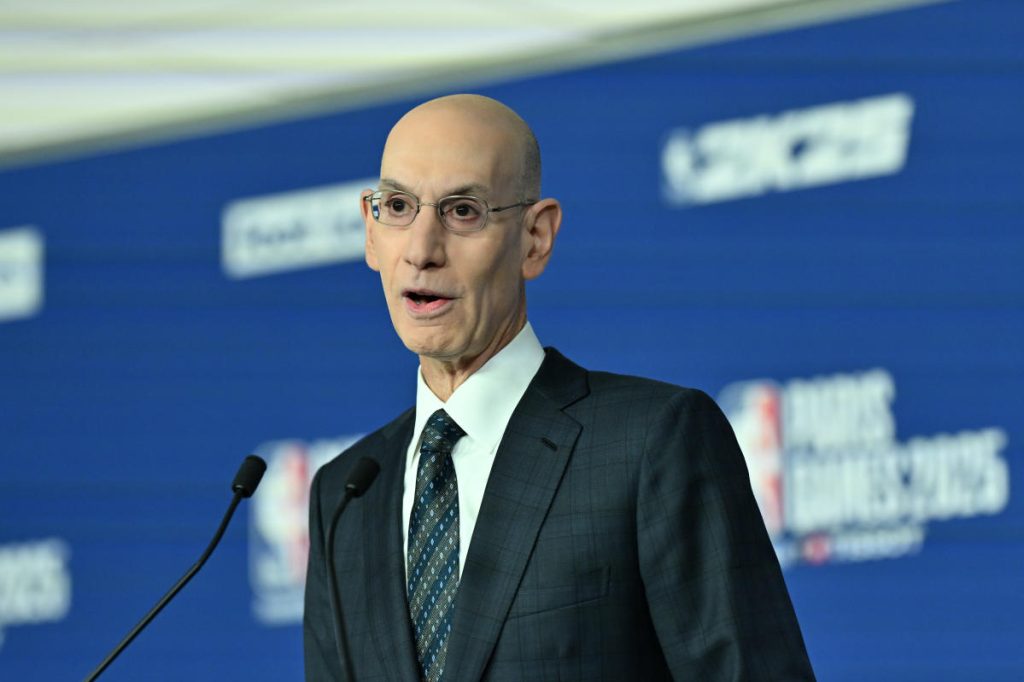 Komisaris NBA Adam Silver memunculkan kemungkinan liga pindah ke perempat 10 menit