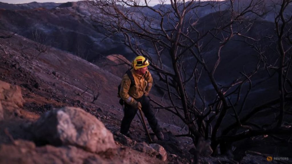 Kondisi cuaca di Los Angeles membaik, memberikan kelonggaran bagi petugas pemadam kebakaran