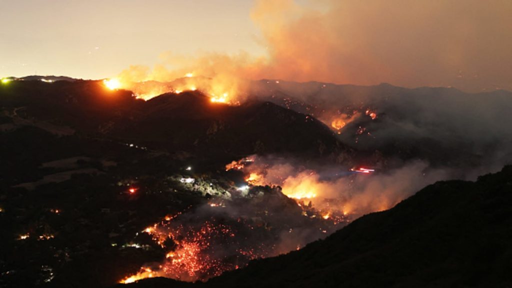 Korban tewas akibat kebakaran hutan di Los Angeles melonjak saat petugas pemadam kebakaran bersiap menghadapi angin yang lebih kencang