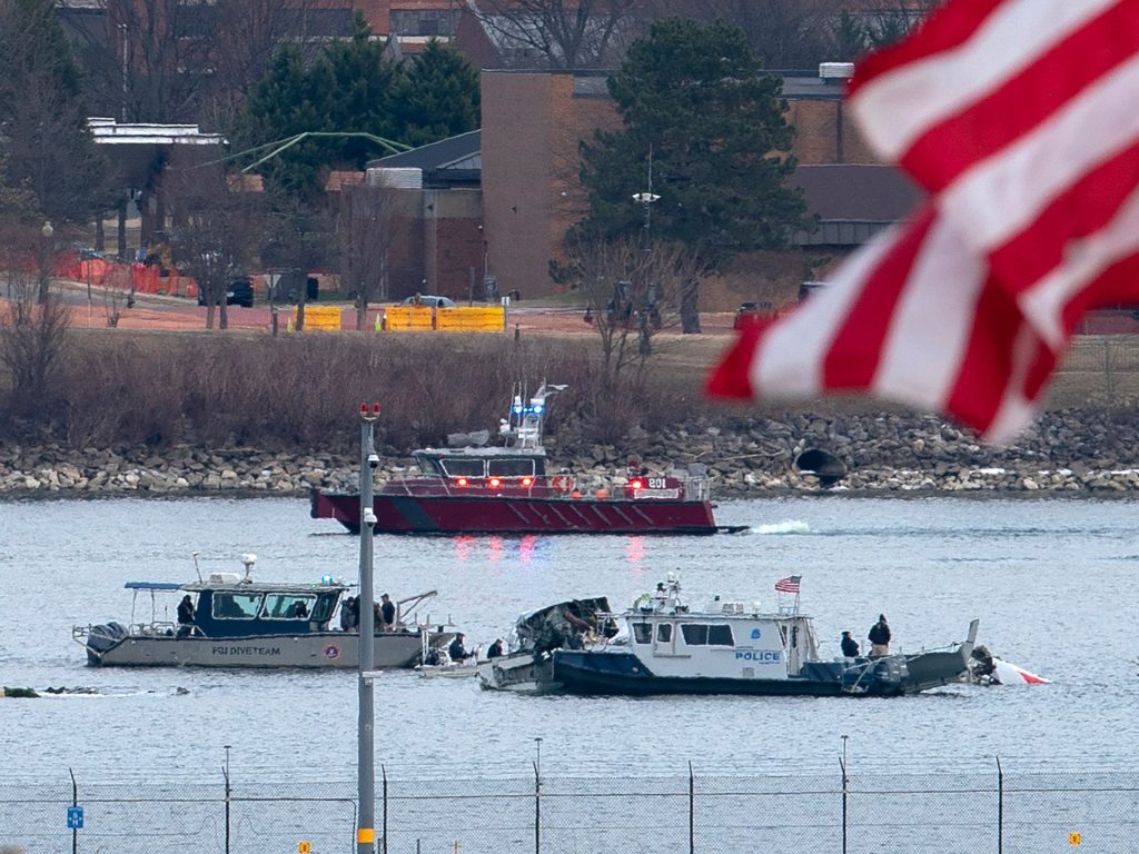 Kotak hitam pulih dari pesawat di crash American Airlines yang mematikan di dekat DC | Berita Ekonomi