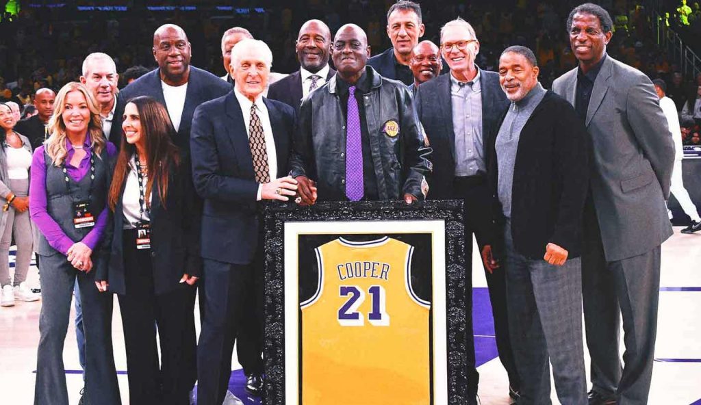 Lakers memensiunkan jersey No. 21 Michael Cooper pada malam yang emosional