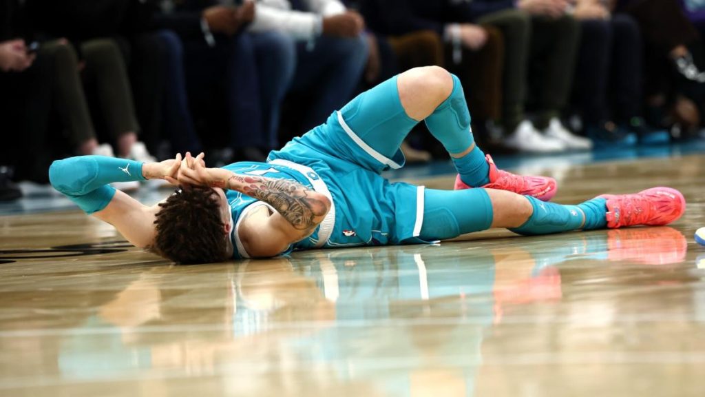 Lamelo Ball meninggalkan pertandingan melawan Lakers setelah menggulung pergelangan kaki dalam situasi kebetulan