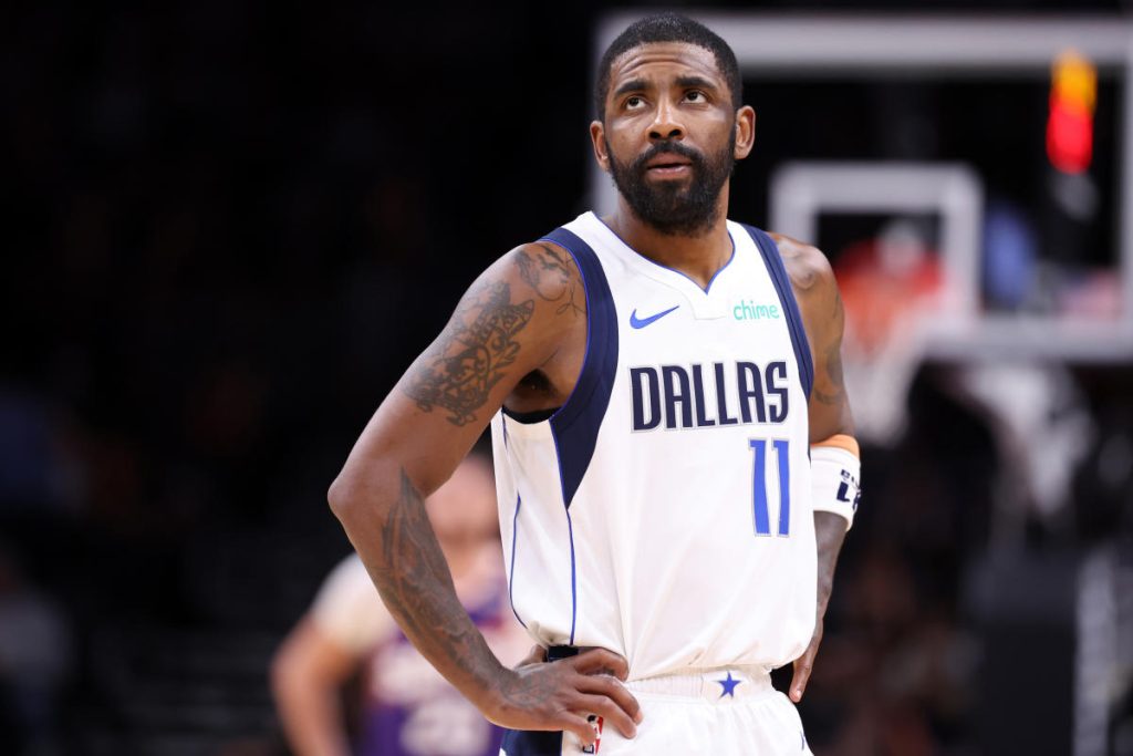 Laporan: Mavericks G Kyrie Irving harus absen karena disk yang menggembung di punggung