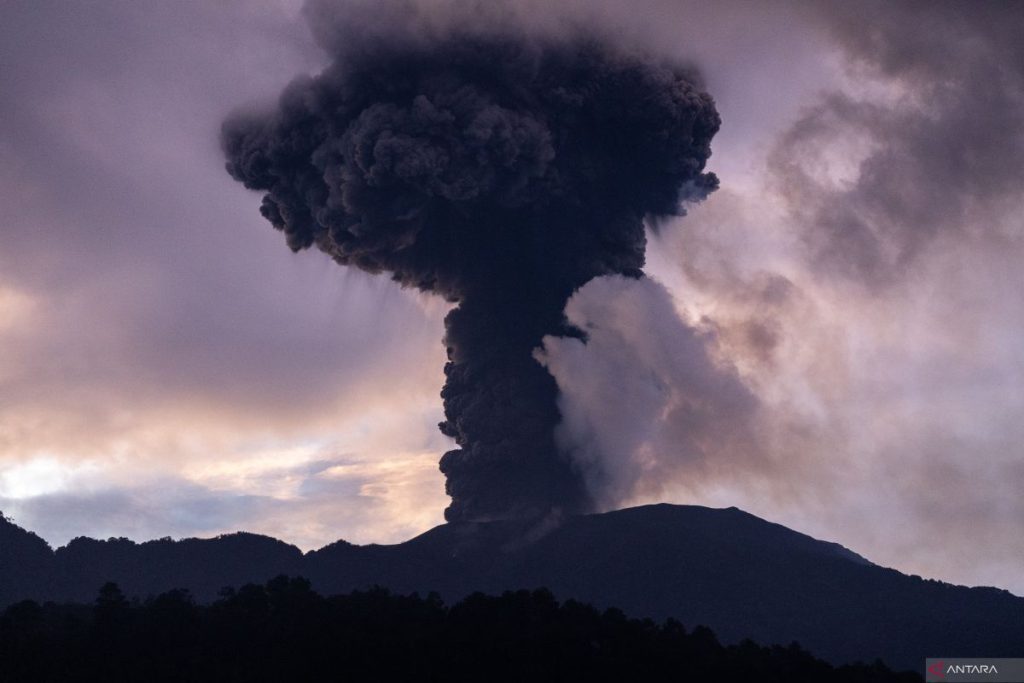 Larangan hiking permanen yang dikenakan di Gunung Marapi untuk Keselamatan Publik