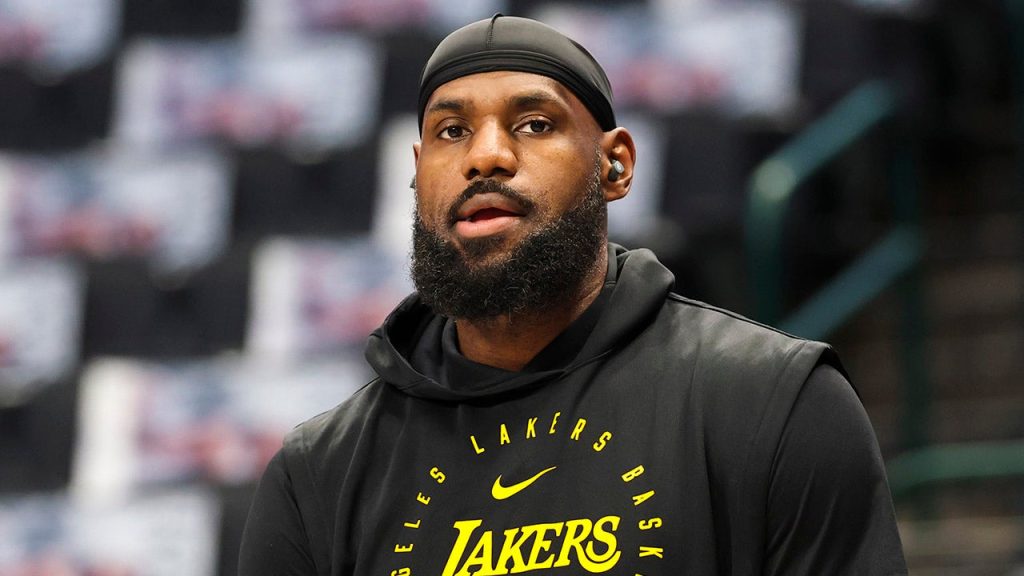 LeBron James mengaku menangis setelah menolak tawaran Reebok saat proses perekrutan