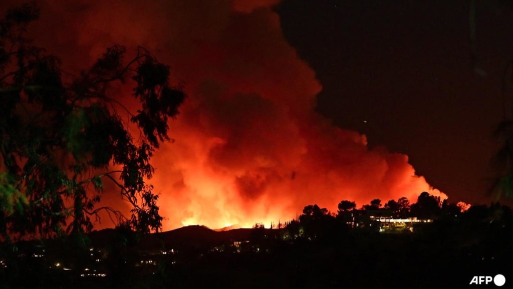 Los Angeles menyelidiki penyebab kebakaran saat jam malam diberlakukan