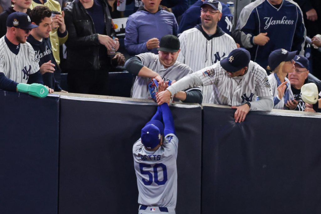 MLB melarang penggemar Yankees yang mengganggu Mookie Betts di Seri Dunia 2024 dari semua pertandingan tanpa batas waktu