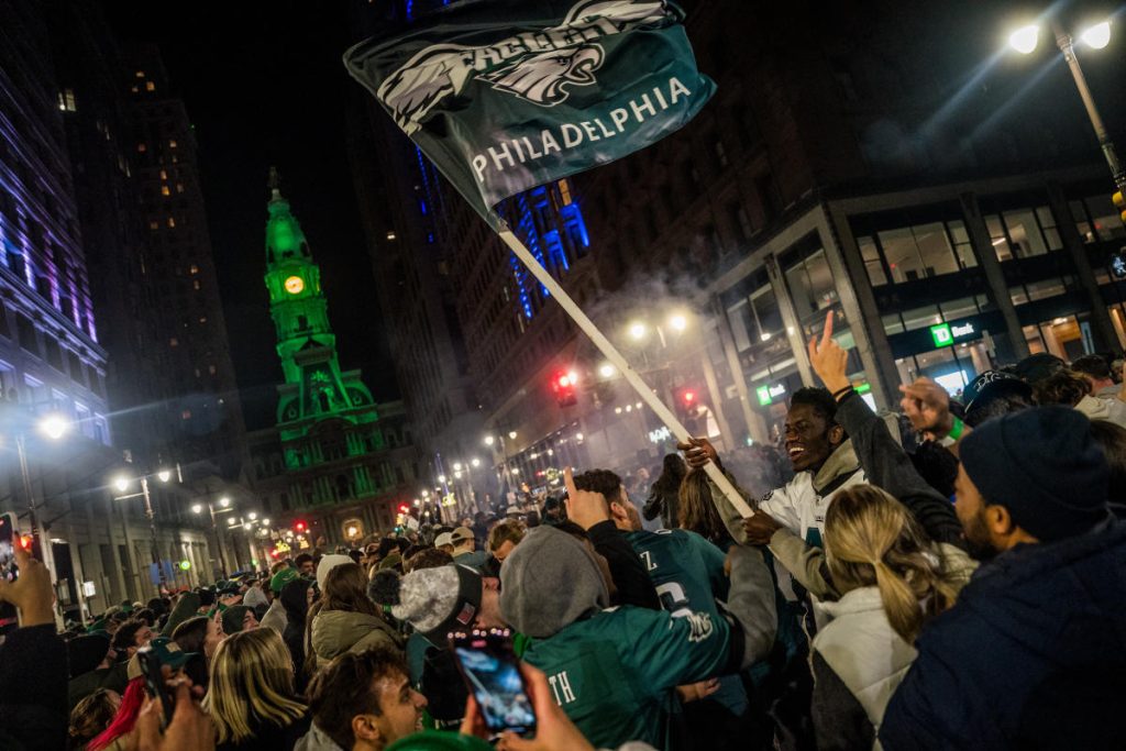 Mahasiswa Temple University meninggal setelah jatuh dari tiang lampu selama perayaan Eagles