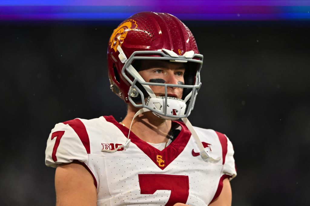 Mantan USC QB Miller Moss merobek outlet karena salah menggambarkan rekaman orang asing yang bermain basket di rumah keluarga pasca kebakaran