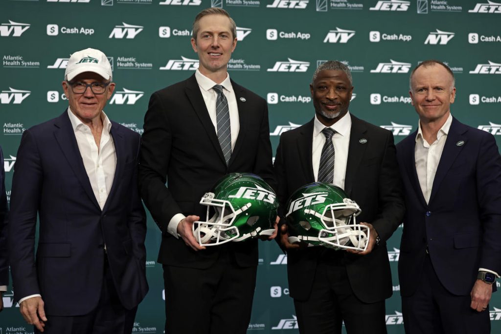 Masa depan Aaron Rodgers dengan Jets terserah Aaron Glenn dan Darren Mougey, Woody Johnson mengatakan