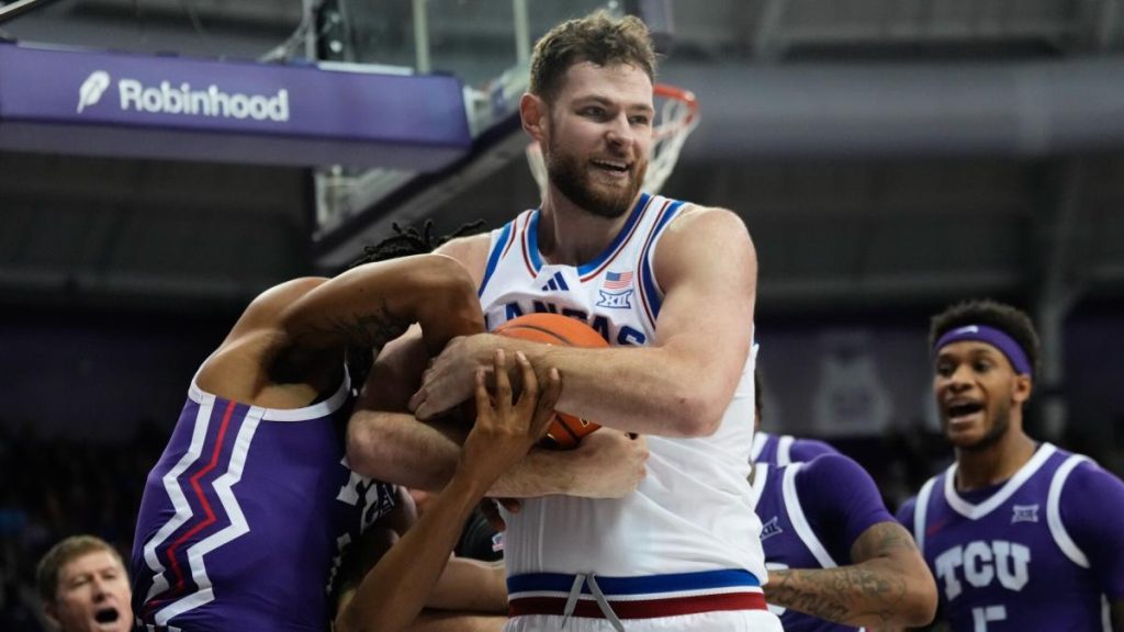 Masalah teknis yang dihadapi pemain besar Kansas, Hunter Dickinson, memicu kemarahan pelatih Bill Self