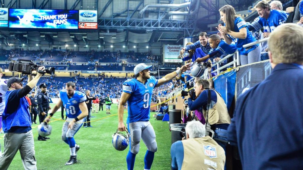 Matthew Stafford mengirim jersey kipas Lions untuk menggantikan satu penggemar yang dijual untuk tiket playoff